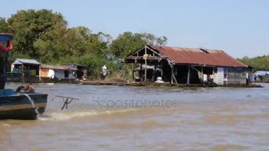 Tonle Sap, Kamboçya-Aralık 24, 2017: İnsanların evleri Tonle Sap Nehri üzerinde yüzen canlı