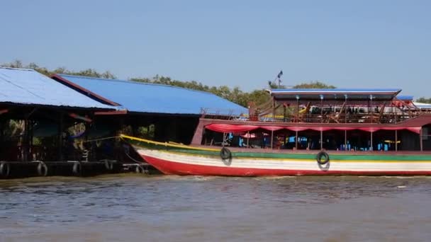 洞里萨湖 Sap 柬埔寨 2017年12月24日 人们住在洞里萨湖河流域的浮动房屋上 — 图库视频影像