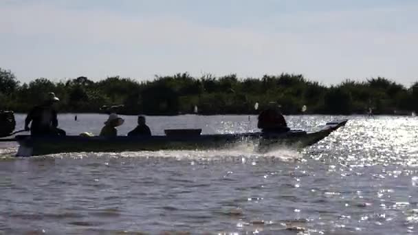 Tonle Sap Камбоджа Декабря 2017 Года Люди Живут Плавучих Домах — стоковое видео