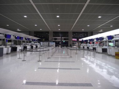 Narita, Japonya-Aralık 19, 2017: Narita Havaalanı Terminal 2'dir çok tüm iade sayaçları zaten kapatıldığından 9 civarında, sessiz.