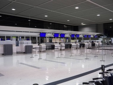 Narita, Japonya-Aralık 19, 2017: Narita Havaalanı Terminal 2'dir çok tüm iade sayaçları zaten kapatıldığından 9 civarında, sessiz.