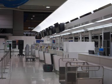 Narita, Japonya-Aralık 19, 2017: Narita Havaalanı Terminal 2'dir çok tüm iade sayaçları zaten kapatıldığından 9 civarında, sessiz.