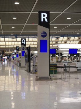 Narita, Japonya-Aralık 19, 2017: Narita Havaalanı Terminal 2'dir çok tüm iade sayaçları zaten kapatıldığından 9 civarında, sessiz.