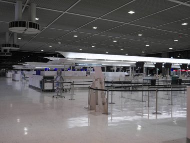 Narita, Japonya-Aralık 19, 2017: Narita Havaalanı Terminal 2'dir çok tüm iade sayaçları zaten kapatıldığından 9 civarında, sessiz.