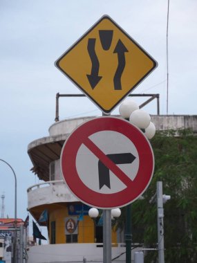 Phnom Penh, Kamboçya-Aralık 21, 2017: Yol işaret Preah Monivong Bulvarı'nda Kamboçya tren garının yakınında
