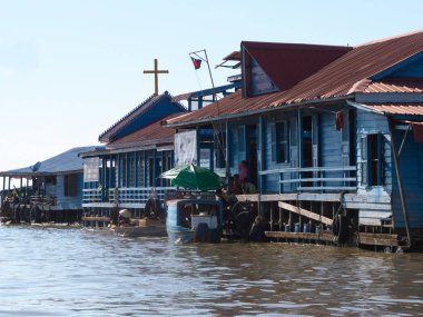 Tonle Sap, Kamboçya-Aralık 24, 2017: İnsanların evleri Tonle Sap Nehri üzerinde yüzen canlı