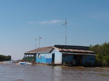 Tonle Sap, Kamboçya-Aralık 24, 2017: İnsanların evleri Tonle Sap Nehri üzerinde yüzen canlı