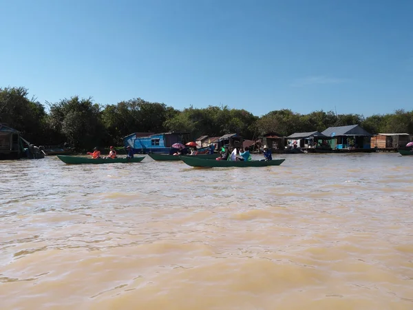 Tonle Sap Cambodgia Decembrie 2017 Oamenii Trăiesc Case Plutitoare Râul — Fotografie, imagine de stoc