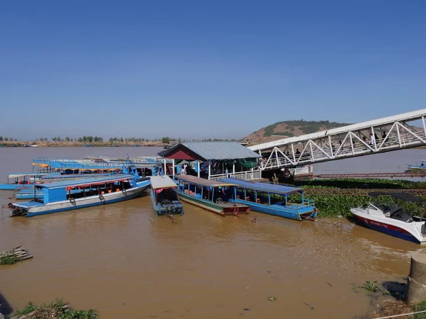 Tonle Sap Cambodgia Decembrie 2017 Oamenii Trăiesc Case Plutitoare Râul — Fotografie, imagine de stoc