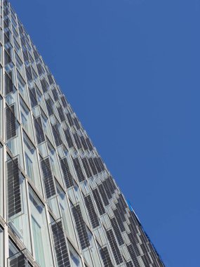 Tokyo, Japonya-13 Aralık 2017: Windows, bir bina yapım aşamasında. Tüm pencereleri temiz ve güzel güneş ışığı yansıtacak,