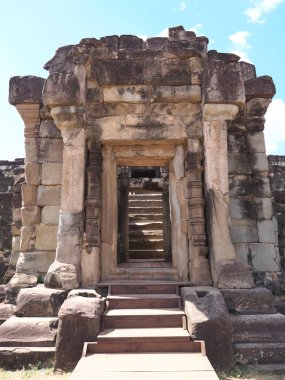 Siem Reap-Aralık 24, 2017:Bakong ilk Tapınağı Angkor Kamboçya'daki modern Siem Reap yakınındaki, Khmer İmparatorluğu hükümdarları tarafından inşa kumtaşı dağıdır.