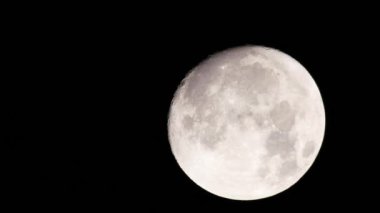 Tokyo, Japonya-Ocak 1, 2018: Işık ve gölge ay yaş yaklaşık 14 ay kenarında bir mektup 'A(inverted)' görünümünü oluşturur. Bu görüntüleri civarında 2:46 am 1 Ocak 2018 kaydedildi.