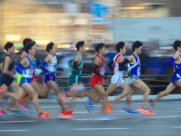Tokyo, Japonya-Ocak 2, 2018: bir düğme veya bir kuşak aktararak iki gün yaklaşık 200 km koşmak üniversite öğrencileri 
