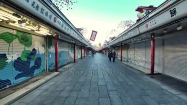 Tokyo, Japonya-Ocak 4, 2018: Bir alışveriş sokak yol açar dış kapısı Main Hall. Pek çok dükkan hala kapalı sabah çok erken ve sokak boştur.