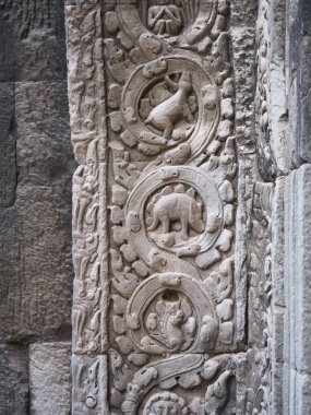 Siem Reap, Kamboçya-Aralık 23, 2017: Stegosaurus kabartma veya bilinmeyen bir hayvan Ta Prohm, Siem Reap içinde kumtaşı kabartma bulundu.