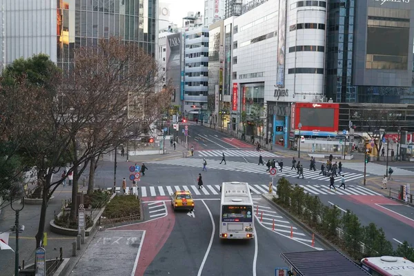 2018年1月2日 涩谷站是东京最繁忙的车站之一 由于大多数办事处在1月1日至3之间关闭 在新的一年早上发现的人很少 — 图库照片