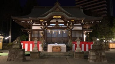 Tokyo, Japonya-Ocak 6, 2018: Çok az insan Şinto tapınak ibadet gelmek sabah erken. Çok sessiz bir yer.