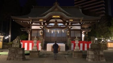Tokyo, Japonya-Ocak 6, 2018: Sabahın erken saatlerinde bir tapınak, bir adam tapan. Yay iki kez, çırp ellerini iki kez ve bir kez daha uygun şekilde ibadet yayı.