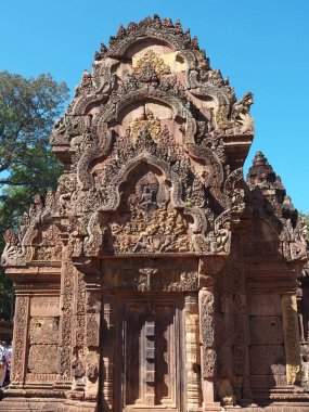 Siem Reap, Kamboçya-Aralık 23, 2017: Banteay Srei Hindu tanrısı Shiva adanmış bir 10 yüzyıla Kamboçyalı tapınak olduğunu. Goblen gibi duvarlar kapsayan pembemsi kumtaşı içinde oyulmuş karmaşık dekorasyonunda ünlüdür. 