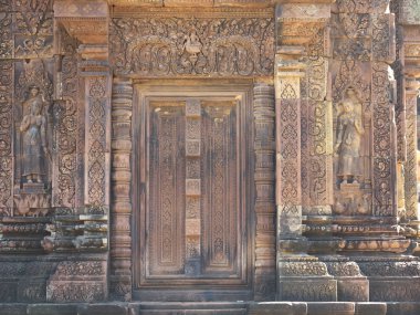 Siem Reap, Kamboçya-Aralık 23, 2017: Banteay Srei Hindu tanrısı Shiva adanmış bir 10 yüzyıla Kamboçyalı tapınak olduğunu. Kumtaşı üzerinde oyulmuş onun devatas son derece güzel. 