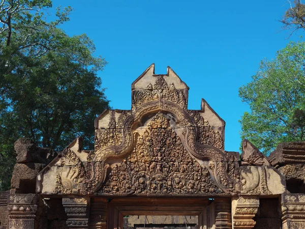 シェムリ アップ カンボジア 2017 バンテアイ スレイは ヒンドゥー教のシヴァ神に捧げられた 世紀カンボジア寺院 タペストリーのように壁を覆うピンクの砂岩に彫られたその複雑な装飾で有名です — ストック写真