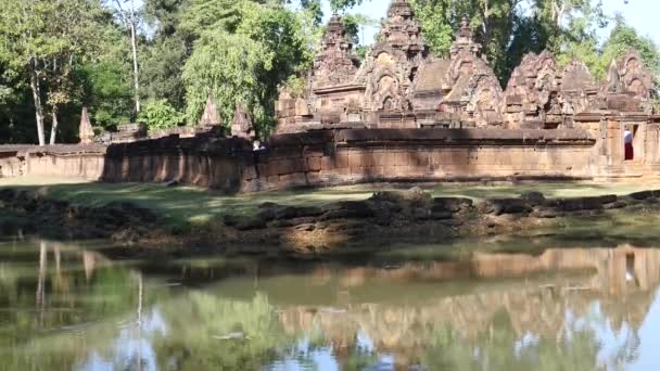 柬埔寨暹粒 2017年12月23日 班王宫是一个第十的柬埔寨寺庙 供奉印度教神湿婆 它以粉红色砂岩雕刻的复杂装饰而闻名 覆盖着像挂毯一样的墙壁 — 图库视频影像
