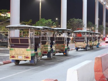 Phnom Penh, Kamboçya-Aralık 24, 2017:Taxis ve tuktuks kuyruk Phnom Penh Uluslararası Havaalanı bir taksi durağı.