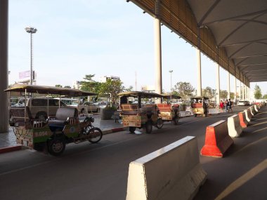 Phnom Penh, Kamboçya-Aralık 24, 2017:Taxis ve tuktuks kuyruk Phnom Penh Uluslararası Havaalanı bir taksi durağı.