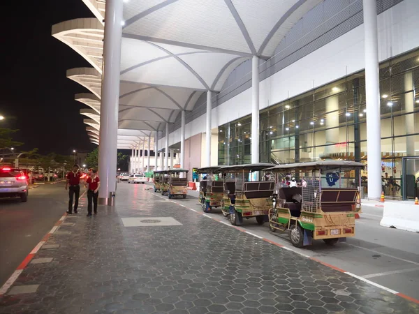 Phnom Penh, Kamboçya-Aralık 24, 2017:Taxis ve tuktuks kuyruk Phnom Penh Uluslararası Havaalanı bir taksi durağı.