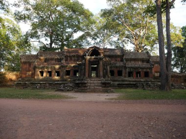 Siem Reap, Kamboçya-Aralık 22, 2017: Angkor Wat içinde dört kapısı vardır. Batı kapısı her zaman meşgul ise Doğu kapısı çok sessizdir.