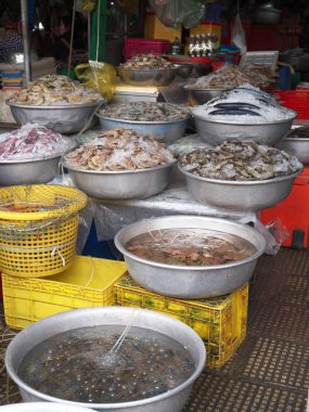 Phnom Penh, Kamboçya-Aralık 21, 2017: Merkezi Pazar Merkezi bir kubbe ile bir haç şeklinde şeklinde. Mücevher, saat ve taze gıda vb satan dükkanları ile dolu dört kanatları vardır.