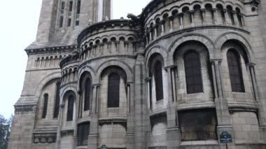 Paris, Fransa-Ocak 22,2018: Su büyük miktarda gelir gargoyles ağır yağmur fırtınası altında dışarı.