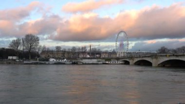 Paris, Fransa-Ocak 22,2018: Seine Nehri Paris Paris çevresinde onun bankalar ihlal. Birçok tekne artık güvenli bir şekilde köprü altında geçirebilirsiniz.