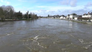 Loir-et-Cher, Fransa-Ocak 24,2018: Cher nehirdir Loire Nehri'nin bir kolu. Chateau de Montrichard üzerinde Nehri'nin kıyısında değil mi. 