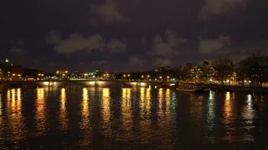 Paris, Fransa-Ocak 24,2018: Işıklı güzel Invalides köprü Alexandre üçüncü köprü Nehri Saine üzerinde görüntülendi?.