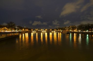 Paris, Fransa-Ocak 25, 2018: Saine nehir ve Pont Alexandre III Pont des Invalides, görünümü
