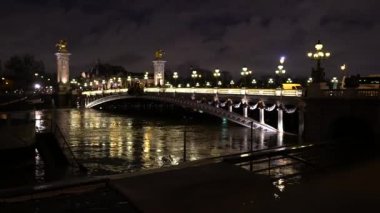 Paris, Fransa-Ocak 25, 2018: Gece görünümünü Pont Alexandre III Seine Nehri üzerinde