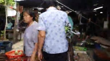 Samut Songkhram, Tayland-Ekim 16, 2016: Mae Klong demiryolu market aracılığıyla yürüyüş
