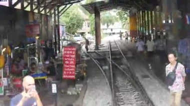 Samut Songkhram, Tayland-Ekim 16, 2016: Zaman atlamalı görünümünü Mae Klong demiryolu piyasadan Mae Klong hattı tren kabin