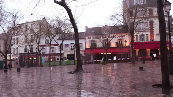 2018年1月22日 清晨在巴黎蒙马特广场的地方下大雨 还没有找到艺术家 — 图库视频影像