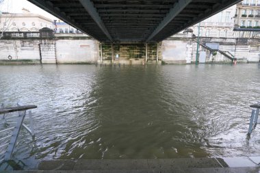 Paris, Fransa-Ocak 19, 2018: Seine yüzeyini yakından Passerelle Leopold Sedar Senghor görülebilir