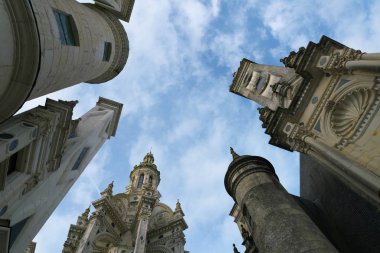 Loir-et-Cher, Fransa-Ocak 24,2018: Chateau de Chambord kuleleri  