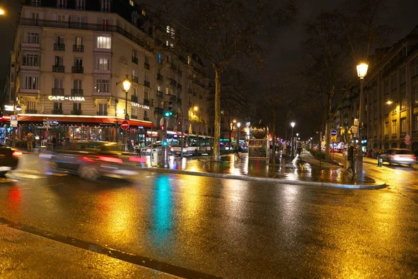 夜のクリシーのパリ フランス 2018 ウェット大通り — ストック写真