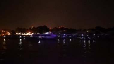 Bangkok, Tayland-Ekim 5, 2016: (Zaman atlamalı) gece görüntüsünü Wat Phrakeaw veya Tapınağı Emerald Buda Chao Phraya River