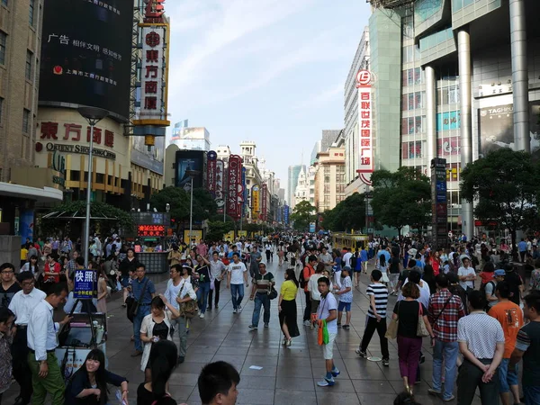 Shanghai, Çin-Haziran 6, 2015: Shanghai Nanjing Doğu yolu, en yoğun shoppping Şanghay'sokak