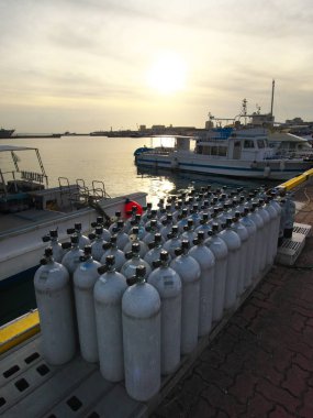 Okinawa, Japan-Haziran 25, 2017: Hava tankları tüplü dalış için hazır.