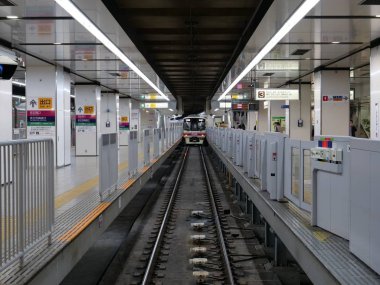 Tokyo, Japonya-Mart 6, 2018: Shinjuku, Tokyo terminal istasyonunda bir tren geldiğinde