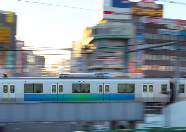 Tokio Japonia Marzec 2018 Panoramowanie Pociągu Podmiejskich Działa Pobliżu Stacji — Zdjęcie stockowe