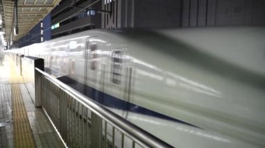 Kanagawa, Japonya-Mayıs 2, 2018: (zaman-sukut, çift hız) Shin Yokohama istasyonundan hızlı tren kalkış