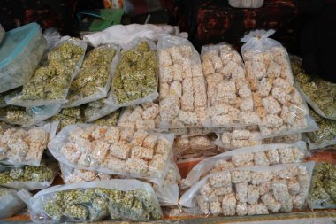 Aichi, Japonya-Mayıs 11,2018: Japon tipik aperatif, kahvaltılık pirinç veya pirinç puf veya pon-gashi Atsuta Şinto tapınak tribünde satıldığını,